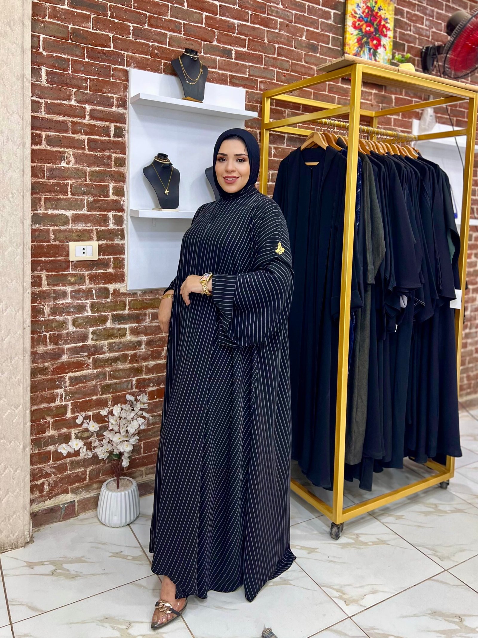 ملحفة اوفر سايز كم قلاب الخامة كتان مستورد ضد الانكماش طري جدا 2 Woman in black striped abaya.